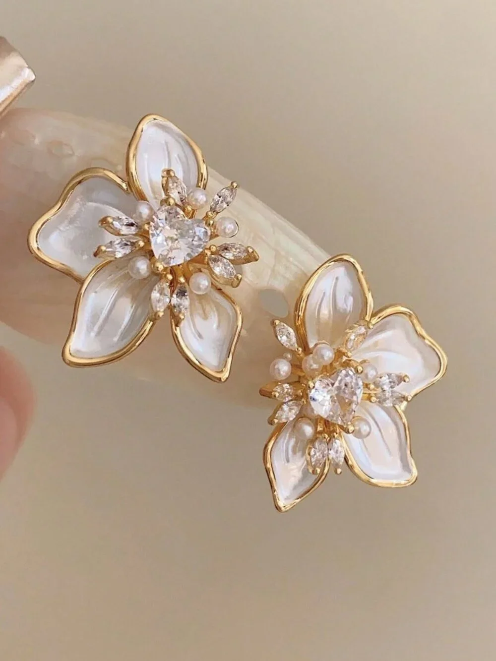 White Elegant Women's Crystal Flower Stud Earrings